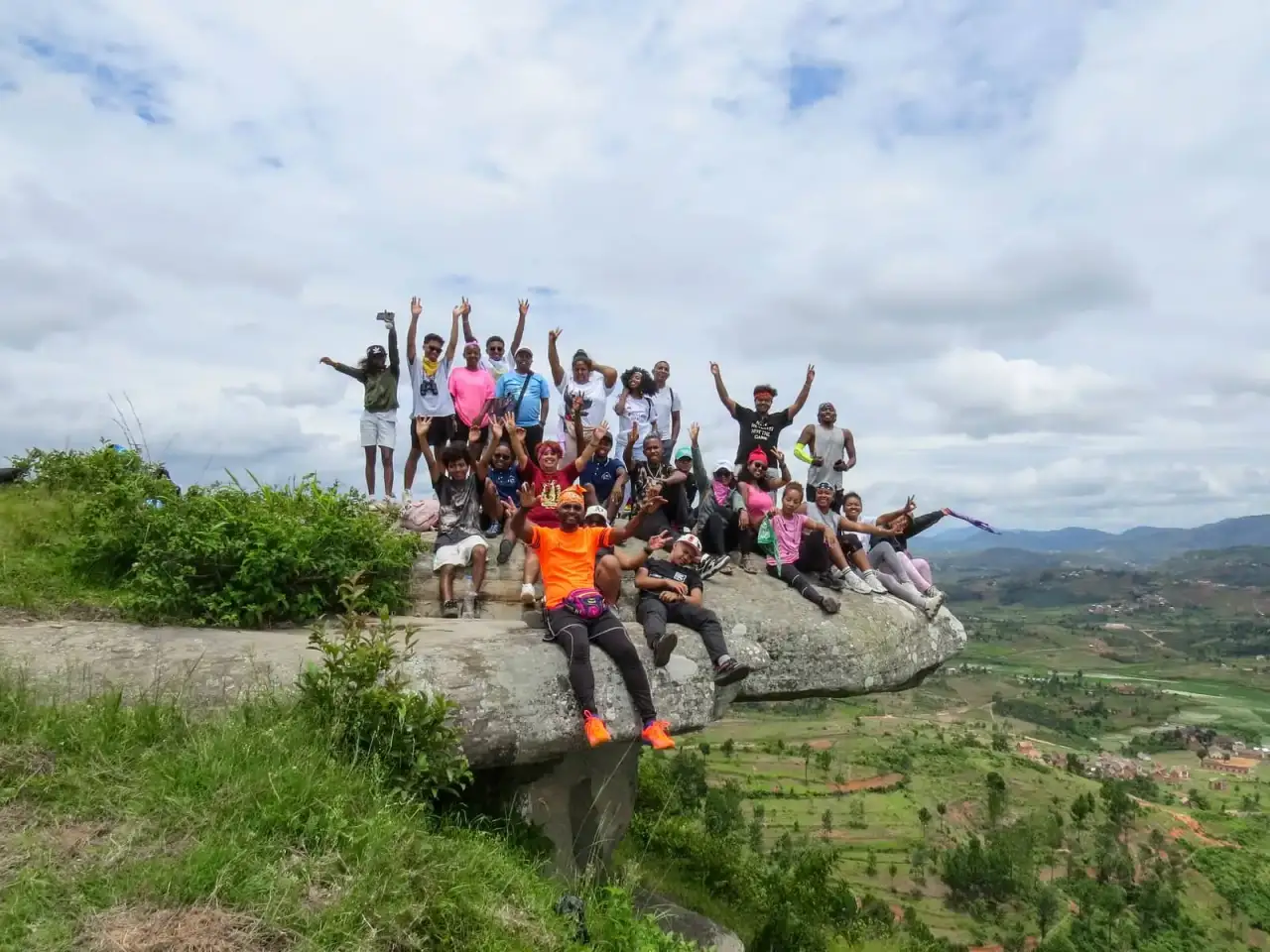 Groupe de voyageurs GMT+3 au sommet, au-dessus des paysages de Fianarantsoa